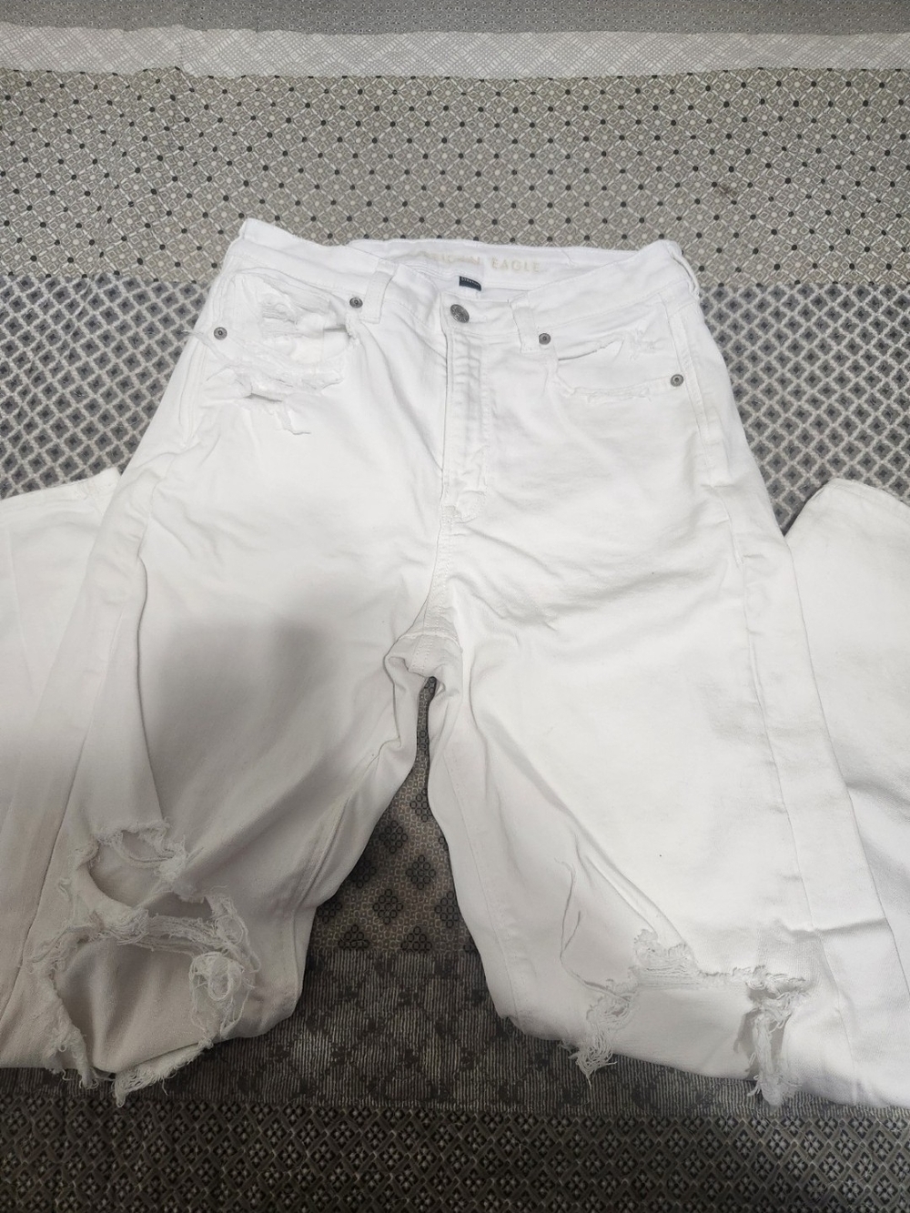 American Eagle White Distressed Women’s Jeans - Large
